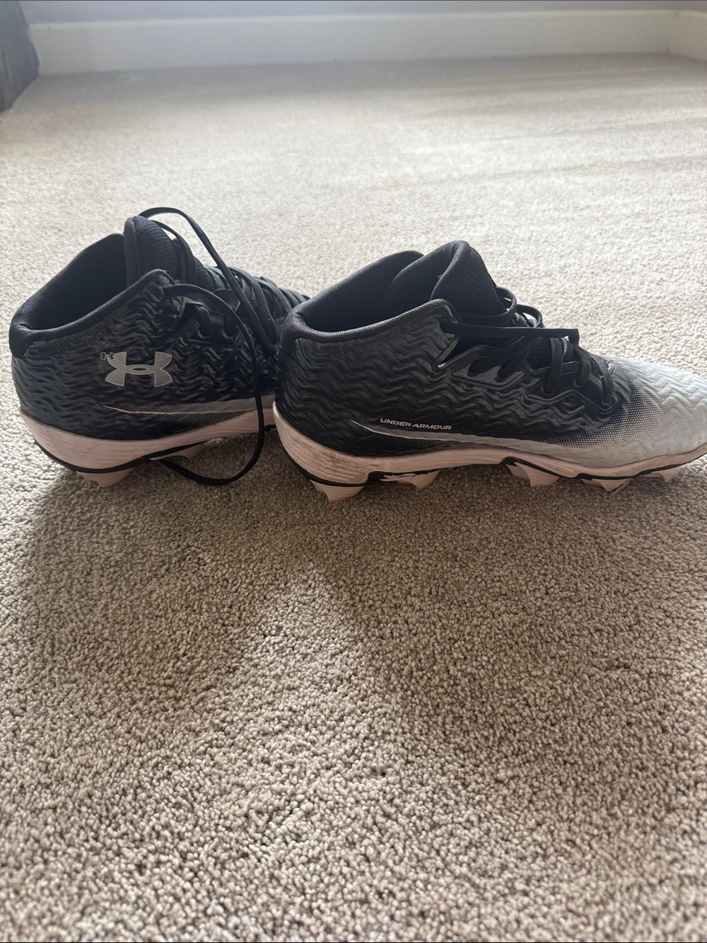 Under Armour men’s Black and White football Athletic Cleats